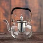 إبريق شاي زجاجي مع مصفاة فضية ومقبض خشبي