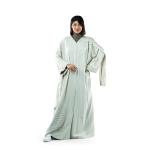 عباية فاخرة بأكمام واسعة وتفاصيل أنيقة