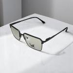 نظارة مربعة مضادة للضوء الأزرق بإطار رمادي معدني وجسر مسطح