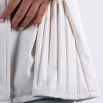 جاكيت جلد بقصة واسعة