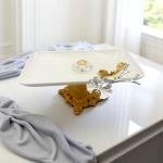 طبق مستطيل سيراميك مزخرف بفراشة على قاعدة ذهبية