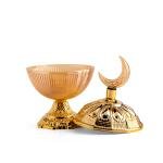 The crescent-shaped welcome plate is on top