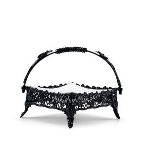 سلة تقديم من المعدن والزجاج – أسود في أبيض