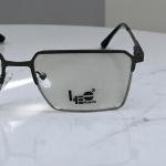 نظارة مربعة مضادة للضوء الأزرق بإطار رمادي معدني وجسر مسطح