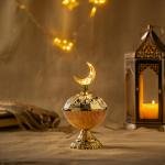 The crescent-shaped welcome plate is on top