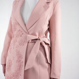 جاكيت نسائي مطرز بحزام عند الخصر