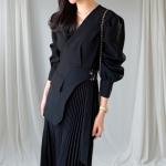 فستان ميدي بجيوب عملية وتنورة مطوية بحزام وياقة على شكل V وأكمام منفوشة