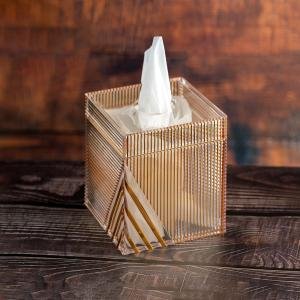 علبة مناديل أكريليك مربعة بلمسة ذهبية وتصميم هندسي