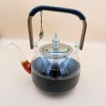 إبريق شاي زجاجي أنيق مع مصفاة فضية ومقبض خشبي