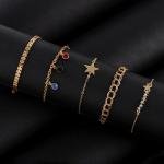 طقم أساور من ثلاث طبقات مع زخرفة حجرية متدلية