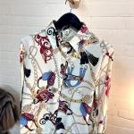 شميز ساتان بطبعة مستوحاة من الفروسية تصميم سلاسل وشرزابات بأكمام طويلة وأزرار