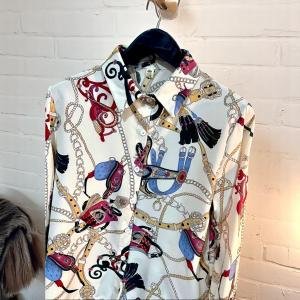 شميز ساتان بطبعة مستوحاة من الفروسية تصميم سلاسل وشرزابات بأكمام طويلة وأزرار