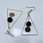 أقراط متدلية مثلثات هندسية أنيقة - لمسات باللونين الأسود والفضي