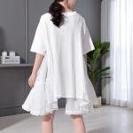 فستان تيشيرت بياقة مستديرة وطبقة كشكشة شفافة