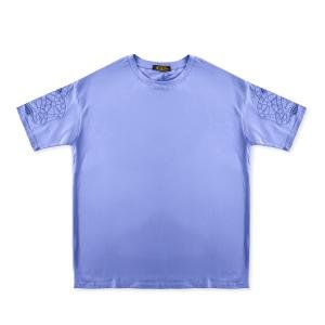 تيشرت نسائي بتطريز على الأكمام – تصميم فني عصري ومريح