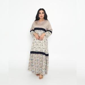 عباية بنقشة الزهور مع نير ساتان متباين ولمسات من الدانتيل البحري