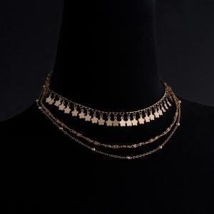 عقد بطبقات متعددة مع قلادة البرسيم الصناعي