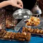 طبق حلويات بتصميم قطع ليزر مع غطاء زجاجي