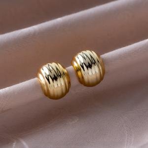 اقراط قبة يدوية بتصمبم ناعم مع سطح مزخرف