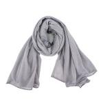 وشاح رمادي فاتح مصنوع من مزيج القطن والبوليستر