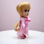 دمية ماي الفتاة الصغيرة بملابس تنكرية تنورة وردية وعصابة رأس الهدية المثالية للأطفال دمية قابلة للجمع وصديقة للعب