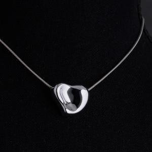 قلادة القلب الفضي الأبدي