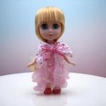دمية ماي الفتاة الصغيرة بملابس تنكرية تنورة وردية وعصابة رأس الهدية المثالية للأطفال دمية قابلة للجمع وصديقة للعب