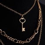 قلادة بميدالية طبقات صناعية بشعار المفتاح وقفل القلب قطعة مجوهرات أنيقة ومميزة