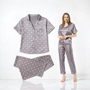 طقم بيجامة من الساتان بطبعة قلب VIP مع بلوزة بأزرار وأكمام قصيرة وسروال كامل الطول