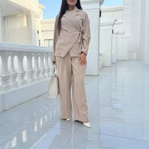 طقم بلوزة ملتفة مع رباط وبنطال واسع