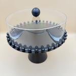 طبق كيك دائري بقاعدة مستديرة من الحديد الأسود