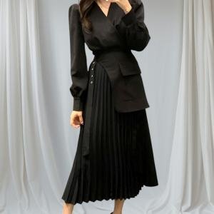 فستان ميدي بجيوب عملية وتنورة مطوية بحزام وياقة على شكل V وأكمام منفوشة