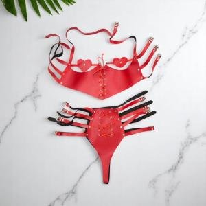 طقم ملابس داخلية VIP من الجلد الصناعي بإبزيم على شكل قلب مع تفاصيل من الدانتيل
