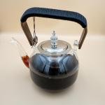 إبريق شاي زجاجي أنيق مع مصفاة فضية ومقبض خشبي