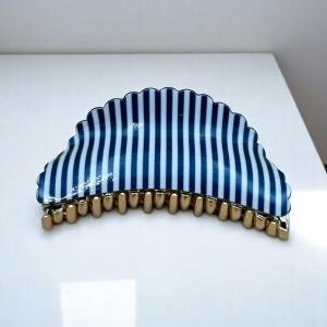 مشبك شعر على شكل صدفة – بتصميم خطوط بحرية وحواف مموجة