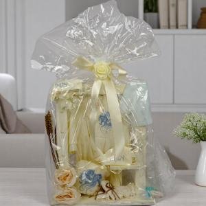 مجموعة هدايا مولود صبي جديد سلة هدية ببطانية وملابس داخلية وإكسسوارات