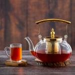 إبريق شاي زجاجي بمقبض ذهبي ومرشح