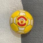 كرة قدم بطبعة نادي مانشستر يونايتد روح الفريق في كل تمريرة