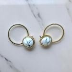 أقراط أوربت بتصميم رخامي – إطار بحلقة ذهبية