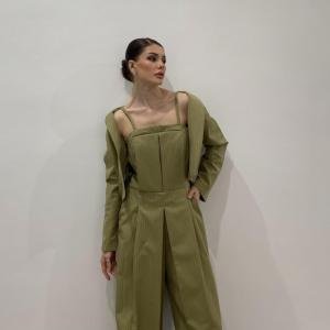 جمبسوت نسائي مخطط بقصة واسعة مع بلوزة حمالة وسترة متعددة الطبقات