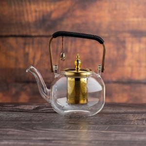إبريق شاي زجاجي أنيق بمصفاة ذهبية ومقبض خشبي