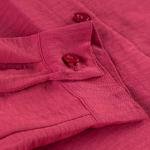 قميص فاخر بأزرار أمامية وجيوب مزدوجة وياقة كلاسيكية