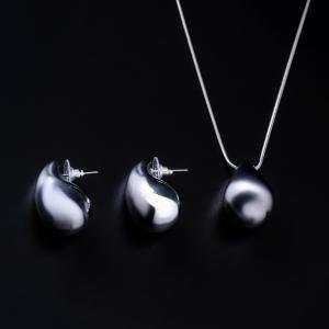 مجموعة أقراط وقلادة بتصميم  لامع عاكس إكسسوارات راقية وعصرية