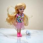 دمية جميلة مع قطة صغيرة فستان مخطط وحذاء