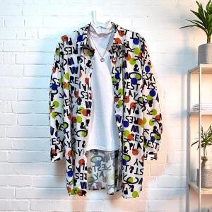 بلوزة جرافيك مطبوعة بحروف مريحة وواسعة الجزء العلوي فقط