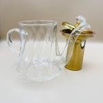 إبريق شاي زجاجي مع مصفاة ذهبية ومقبض كريستالي