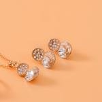 مجموعة قلادة وأقراط مرصعة بكريستالات مزدوجة باللون الذهبي اللامع