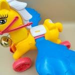 لعبة حصان بعجلات مع أجنحة وجرس إصدار السرج والجرس لعبة دفع خشبية للأطفال الصغار