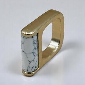 خاتم بارز بتفصيل أسطواني رخامي