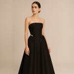 فستان نسائي أسود بدون حمالات بتصميم رائع